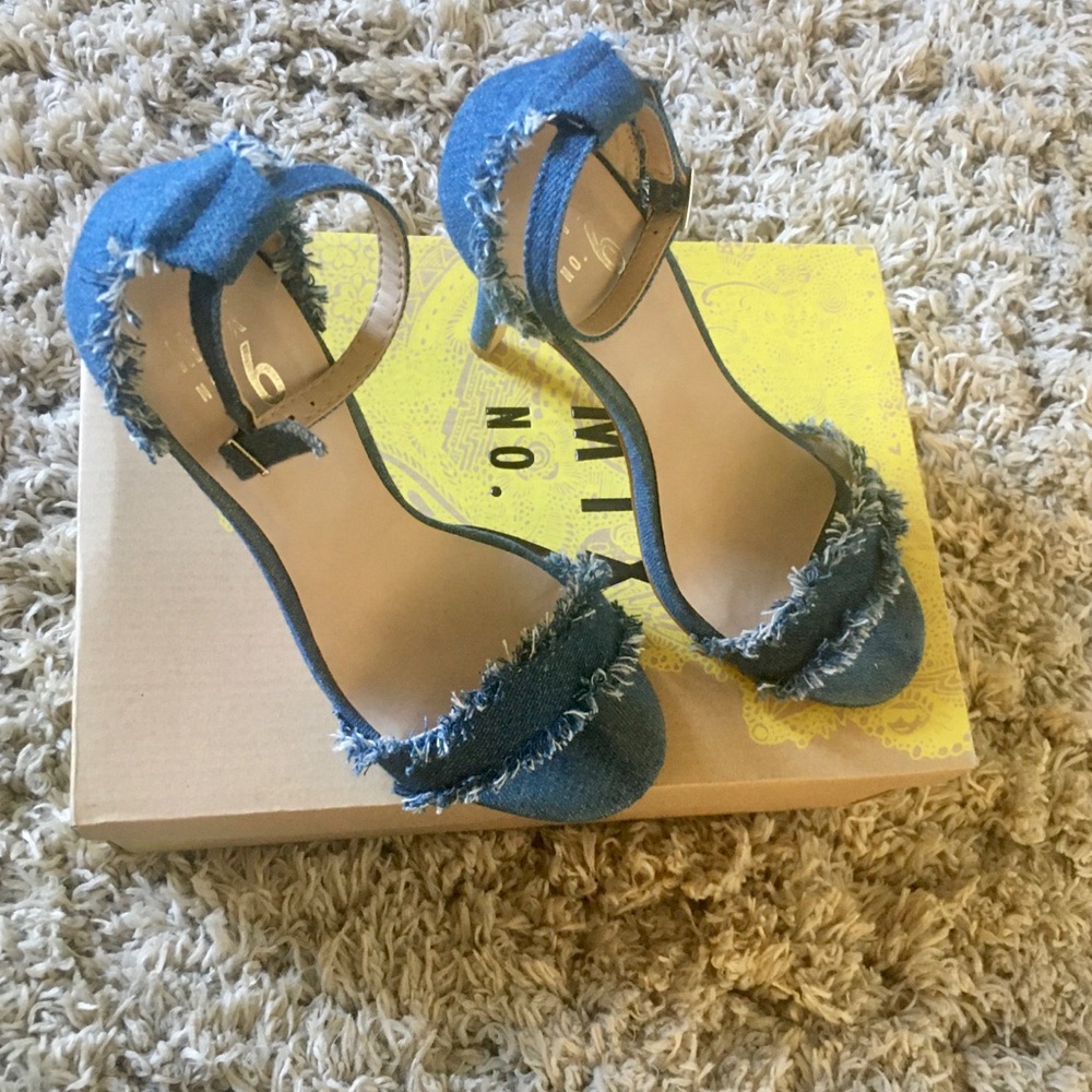 Shoes - Picture 4 of 6